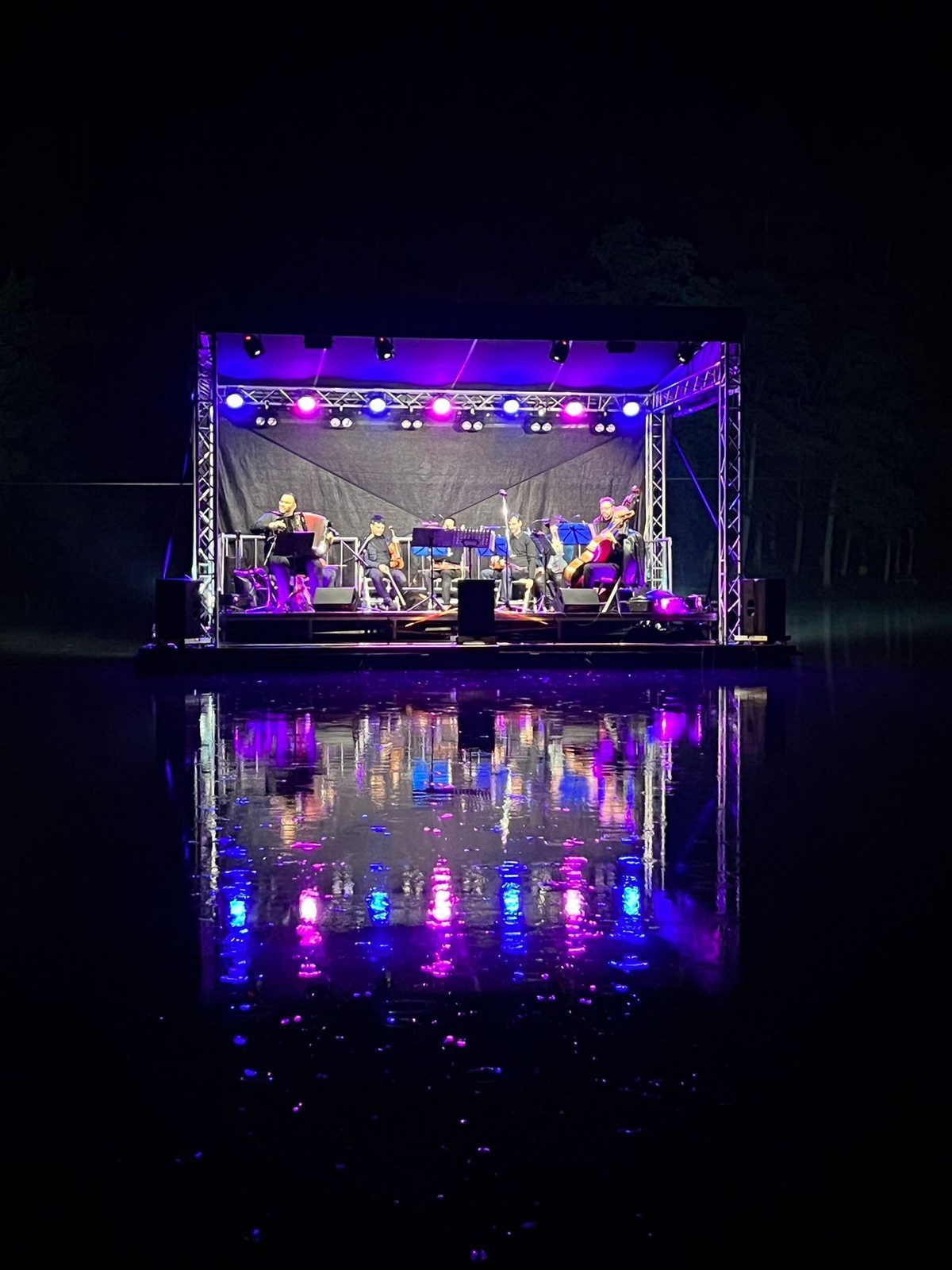 Koncert Pavla Šporcla na pódiu na vodě