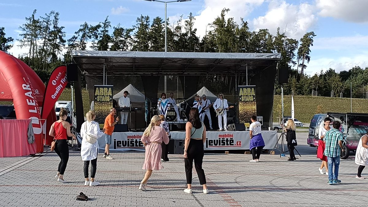 Koncert ABBA Stars na pódiu od Mobilní jeviště.cz